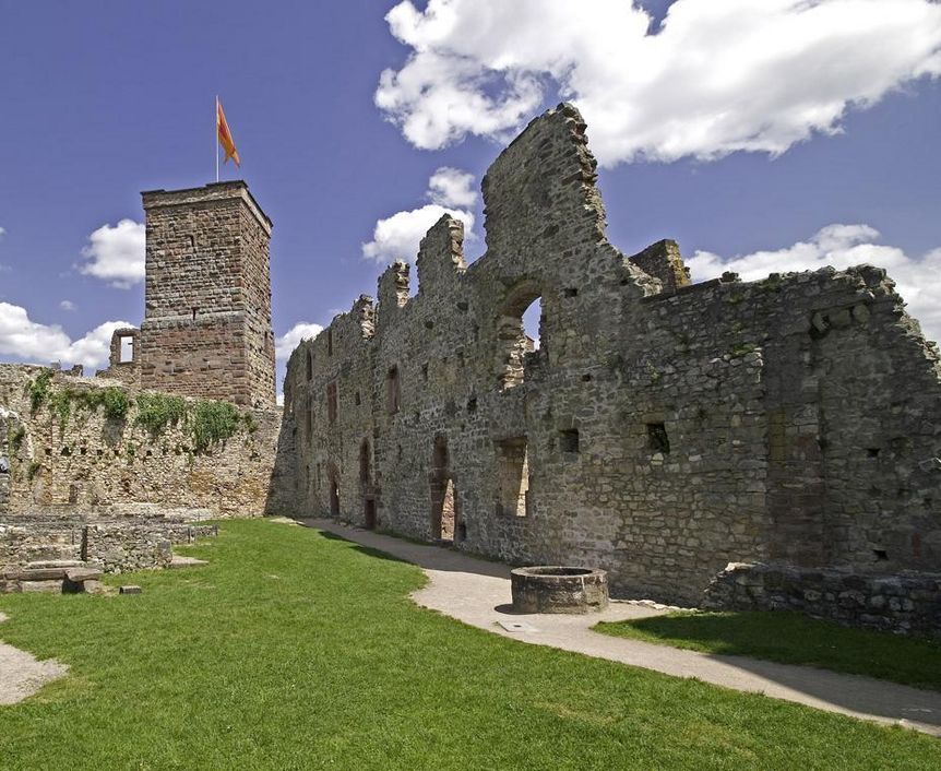 Alter Bau und Bergfried von Burg Rötteln