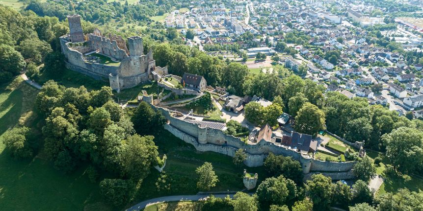 Luftansicht der gesamten Burganlage Rötteln mit Lörrach im Hintergrund