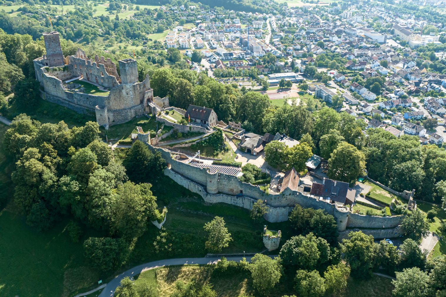 Luftansicht der gesamten Burganlage Rötteln mit Lörrach im Hintergrund